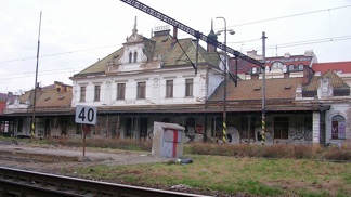 Kdysi secesní kulturní památka, dnes chátrající ruina. Má Nádraží Vyšehrad ještě naději na přežití?