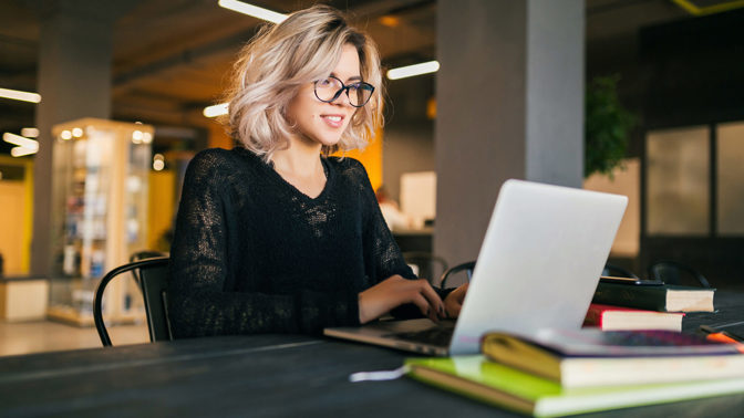 Táňa (29): Šéf věděl, že jsem zadaná, přesto jsem ochotně plnila jeho rozkazy. Přítel to zjistil