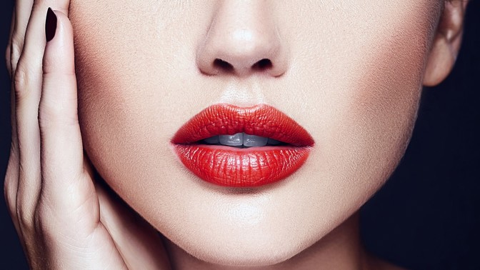 Rudá je univerzální a růžová nevinnost sama: Jak si správně vybrat rtěnku, až odložíme roušky