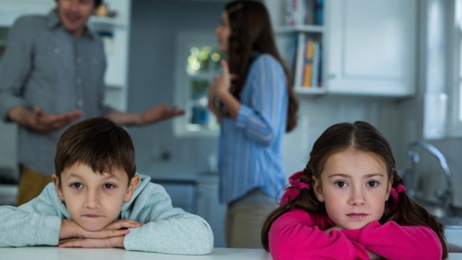 Denisa (34): Manžel učí naše děti jen samé hlouposti. Skoro se stydím s nimi někam jít