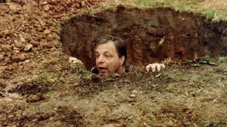 Temné pozadí filmu Vrať se do hrobu: Nečekaná smrt před premiérou a napadení skinheadem