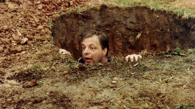 Temné pozadí filmu Vrať se do hrobu: Nečekaná smrt před premiérou a napadení skinheadem