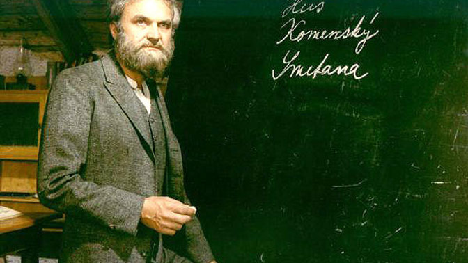 Jára Cimrman ležící, spící: Svěrák se o roli dozvěděl z rádia. Smoljak trpěl u střílení zajíců