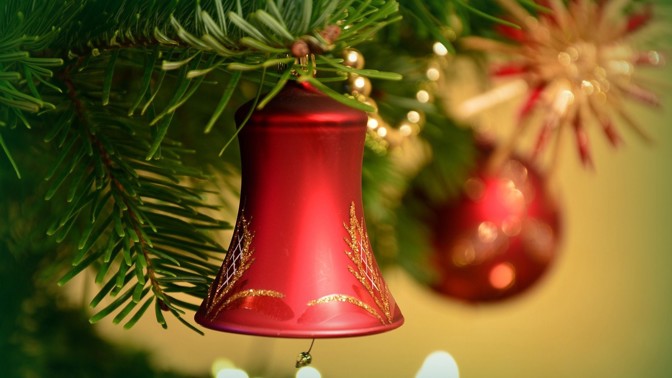 Čím ozdobit vánoční stromeček: Nejkrásnějšími barvami roku 2020 jsou červená a zlatá