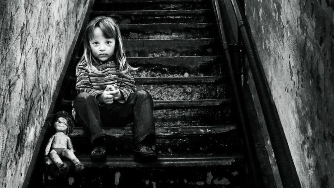 Monster study: Bezbranní sirotci jako oběti šílených pokusů koktajícího vědce