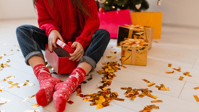 Veselé ponožky jako dárek: Nejvtipnější motivy pro zimu 2020