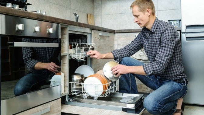 Martin (33): Poznal jsem ženu, která neuznává dnešní dobu. Nechápe, že nádobí umyje myčka