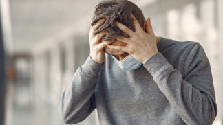 Aleš (42): Manželka má panickou hrůzu, že ji nakazím. Vyhýbá se mi a dělá absurdní věci