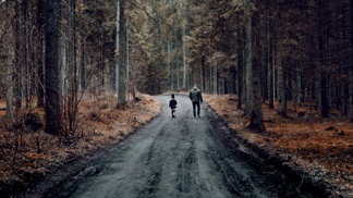 Karel (33): Vzal jsem dceru do lesa a děsil ji, že pokud nepůjde, vezmou si ji čerti. V lese jsme potkali něco, co vylekalo i mě