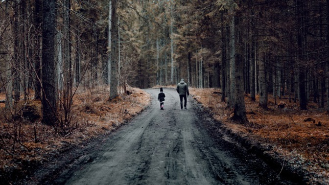 Karel (33): Vzal jsem dceru do lesa a děsil ji, že pokud nepůjde, vezmou si ji čerti. V lese jsme potkali něco, co vylekalo i mě