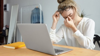 Bětka (31): Táta mi koupil k Vánocům nový počítač. Manžel si teď připadá neschopný