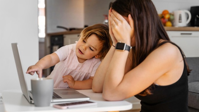 Karolína (31): Manžel tvrdí, že péče o dítě je výhradně věcí ženy. Nemám žádný život