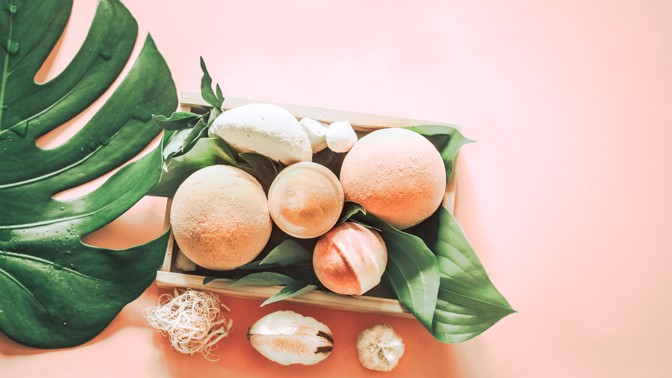 Návod na domácí šumivé koule do koupele. Vše potřebné najdete ve spíži a v koupelně