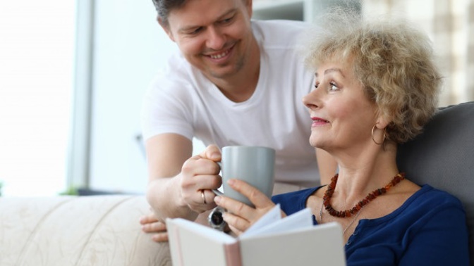 Daniel (33): Zamiloval jsem se do prodavačky obuvi. Moje matka mi ale lásku nepřeje, dala mi nůž na krk