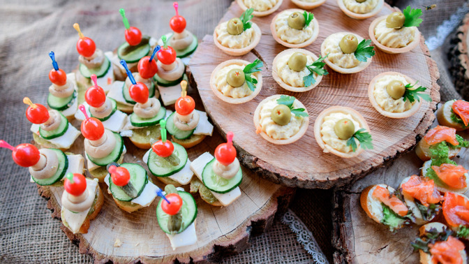 Silvestrovské pohoštění zdravě: Rychlovky se sýrem, po kterých se jen zapráší