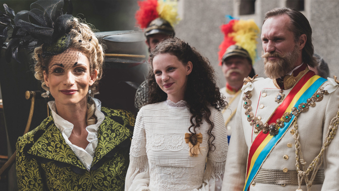 Komplikace s domem, losos místo kapra: Jak stráví svátky hvězdy nových vánočních pohádek 2020?