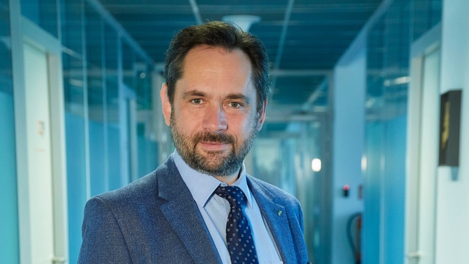 Vítek Klíma, kterého v Ulici hraje právě Filip Čapka, dostal novou práci v Praze, a tak se celá rodina stěhovala z Libverdy, kde mají kořeny. Nic není ale tak jednoduché, jak by se mohlo zdát... A co na sebe prozradil sám herec? Třeba to, že umí obládat bagr a další těžkou techniku, ale také rád maluje, zahradničí a pracuje "kolem baráku"...