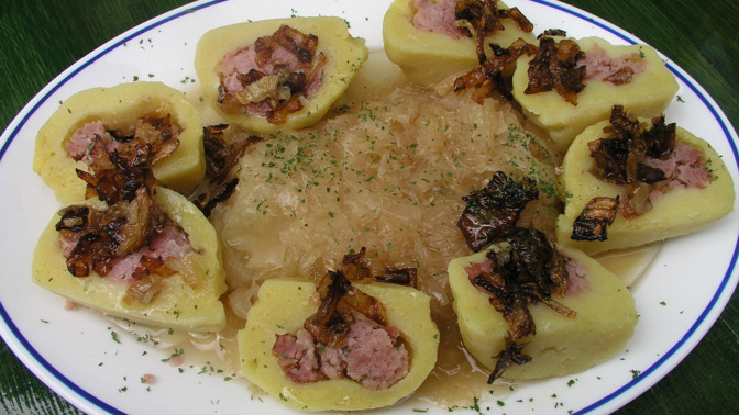 Bramborové knedlíky plněné uzeným masem se zelím: Důležitý detail z nich udělá hit