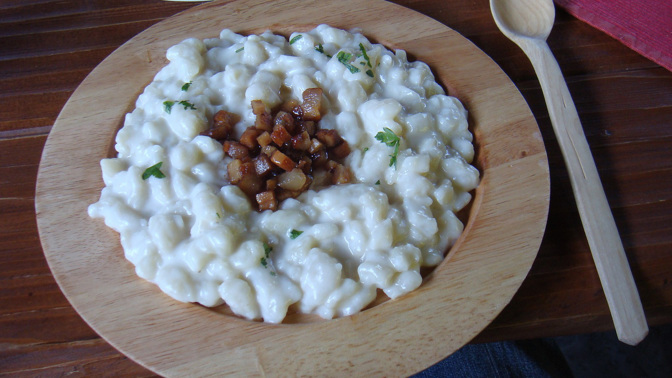 Pravé slovenské halušky s brynzou: Tajemství správné slaniny a trik se lžičkami