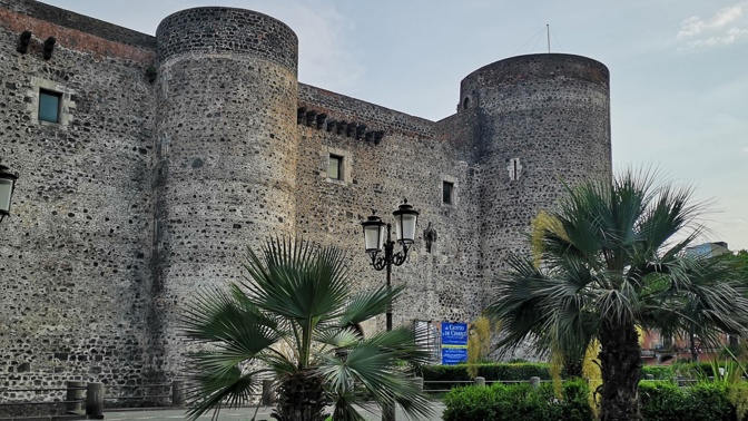 Hrad Ursino v Katánii byl svědkem tragické doby a jako málo staveb přečkal i tragédii v roce 1693