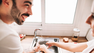 Jak na čistý dřez z nerezu: Vystačíte si s lacinými surovinami ze spíže