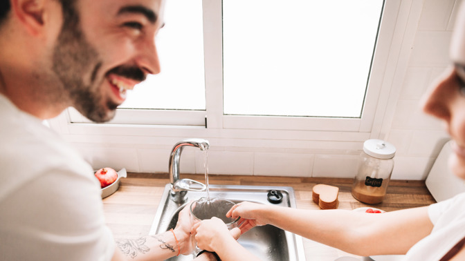 Jak na čistý dřez z nerezu: Vystačíte si s lacinými surovinami ze spíže