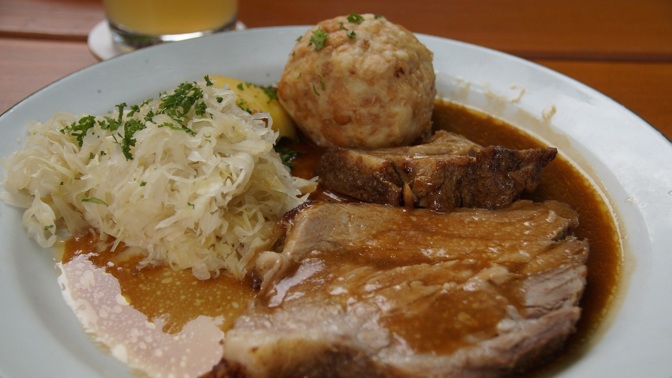 Vepřo knedlo zelo: Důkladně opečte maso a do zelí přidejte slaninu