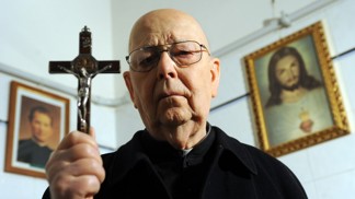 Gabriele Amorth: Nejslavnější exorcista světa tvrdil, že posedlí lidé dokážou zvracet střepy a železo