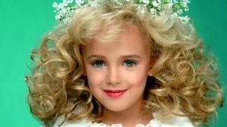 Záhadná smrt dětské královny krásy JonBenét Ramsey: Podezřelá rodina, falešná přiznání a zvrácená sbírka fotek