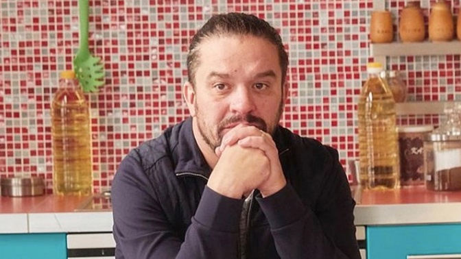 Mára řeší problémy, jaké ještě nedávno neměl. Uživit dvě děti není jen tak a výdělek taxikáře najednou nestačí. 