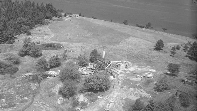 Oak Island je ostrov v zálivu Mahony v kanadské provincii Nové Skotsko. Podle legendy se na něm skrývá poklad. Na snímku z roku 1931 jsou vidět stavby a štoly vykopané právě hledači pokladů.