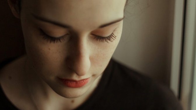 Ljuba (32): Duše mé maminky se chce rozloučit s mojí sestrou. Jenže ta na takové věci nevěří, a proto teď trpí