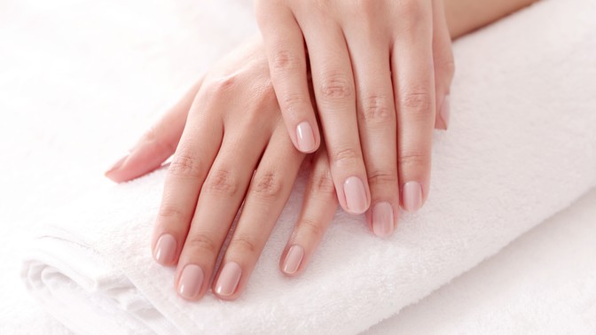 Jak posílit nehty zcela přirozenou cestou: Zkuste trik proti upírům