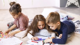 Moderní důvod sourozeneckého žárlení: Já musím do školky, on je ve škole doma