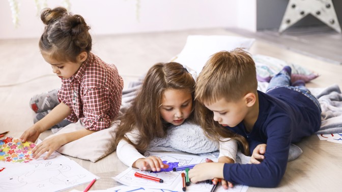 Moderní důvod sourozeneckého žárlení: Já musím do školky, on je ve škole doma