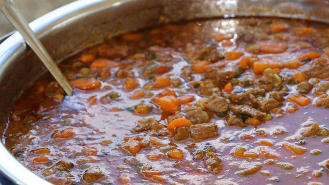 Hovězí v mrkvi: Dolaďte jeho chuť s jednou nečekanou bylinkou