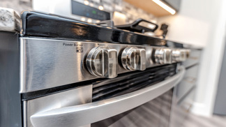 Jak vyčistit troubu a zbavit ji mastnoty: Kromě obvyklých pomocníků zkuste i jeden nečekaný trik