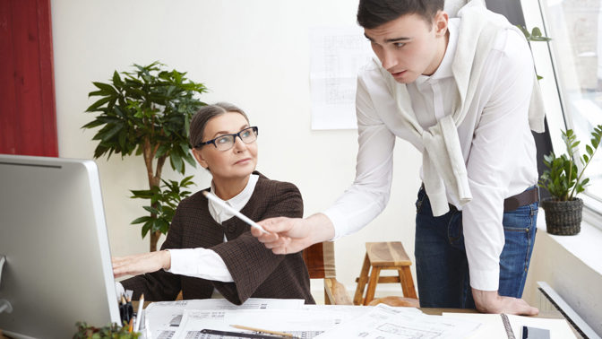 Jiří (29): Šéfová po mně vyjíždí a dělá mi neslušné návrhy. Když zavřu oči, není to tak zlé