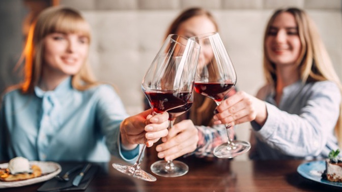 Leona (27): Vypila jsem příteli drahé víno. Za trest mi zakázal jezdit jeho autem