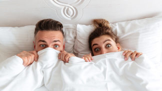 Tomáš (34): Schoval jsem milenku do skříně. Prošlo by mi to, jenže si kýchla a strhla se mela