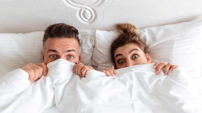 Tomáš (34): Schoval jsem milenku do skříně. Prošlo by mi to, jenže si kýchla a strhla se mela