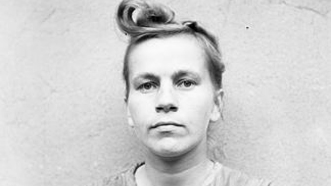 Elisabeth Volkenrathová nebyla nijak inteligentní. Nechala se snadno ovlivnit a zlákat vidinou kariéry - jakékoliv...