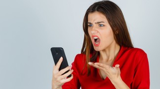 Markéta (30): Omylem jsem zahlédla, jak mě má partner uloženou v telefonu. Je to ponižující