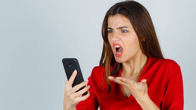 rozčilená žena s telefonem