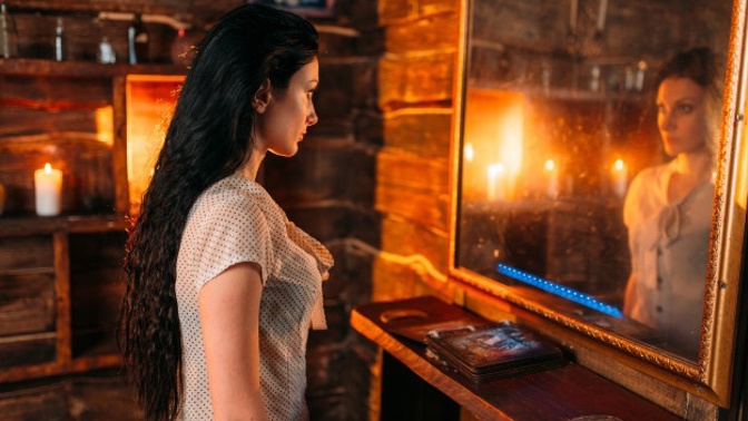 Sylvie (30): V sousedčině zrcadle jsem na okamžik zahlédla svou budoucnost. Příjemně mě z toho mrazí