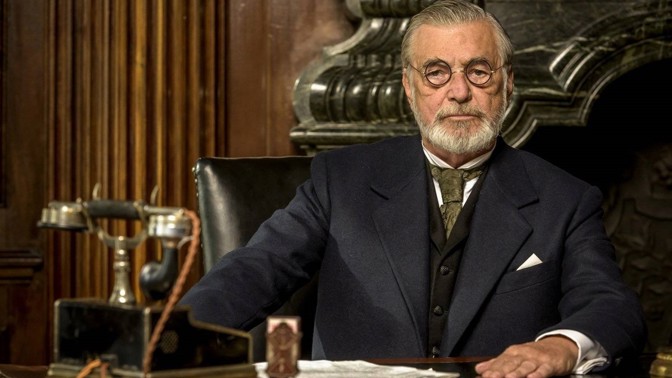 První reakce na Zločiny Velké Prahy: Nekonečná nuda, kterou nezachránil ani Plesl a Bartoškova špatná zubní protéza