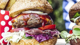 Americký burger s bylinkovým máslem: Zahajte stylově grilovací sezonu