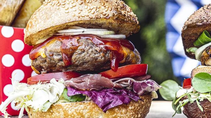 Americký burger s bylinkovým máslem: Zahajte stylově grilovací sezonu