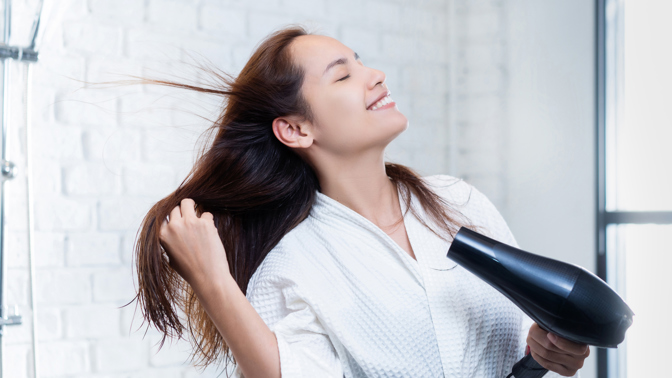 Fénujte si vlasy správně. Budete vypadat, jako byste právě opustila salon