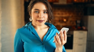 Alice (34): Absolvovala jsem podivný telefonát, který mi do smrti nedá spát. Táta mi naznačil něco velmi temného